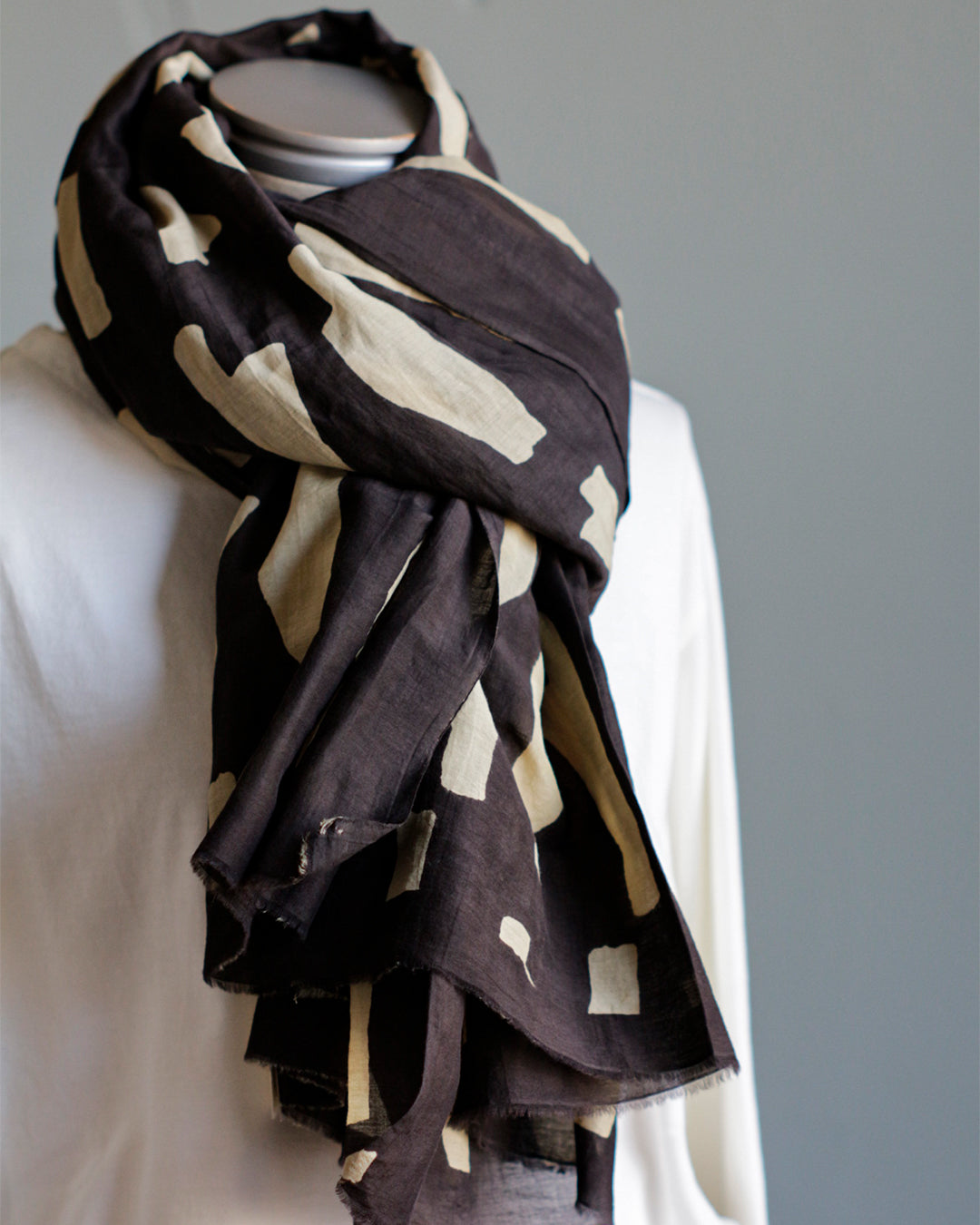 mills | Branch Shawl - Charcoal Black -