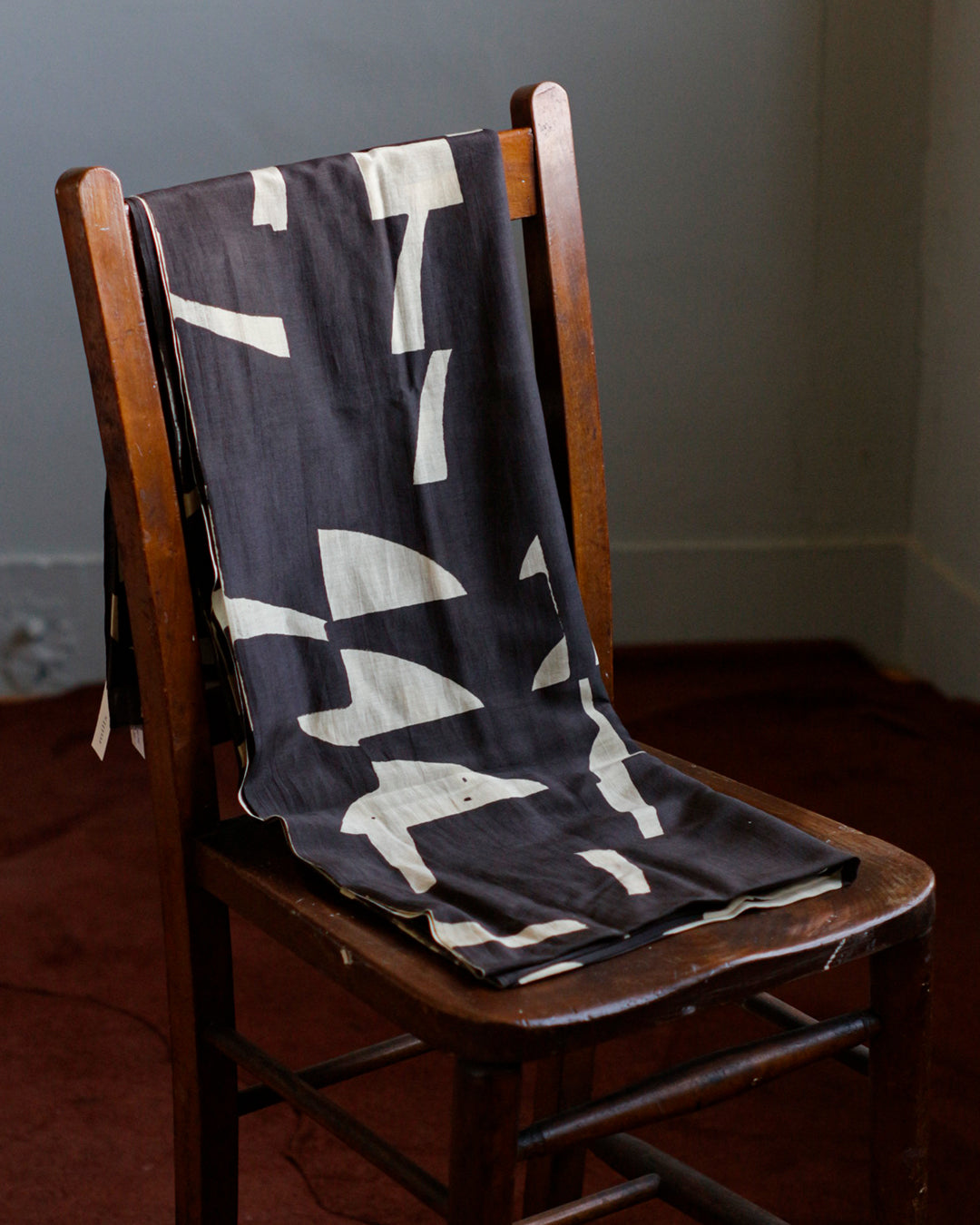 mills | Abstract Shawl - Charcoal Black -