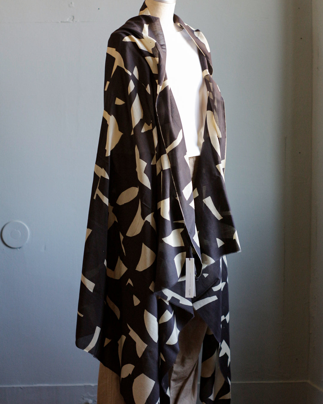 mills | Abstract Shawl - Charcoal Black -