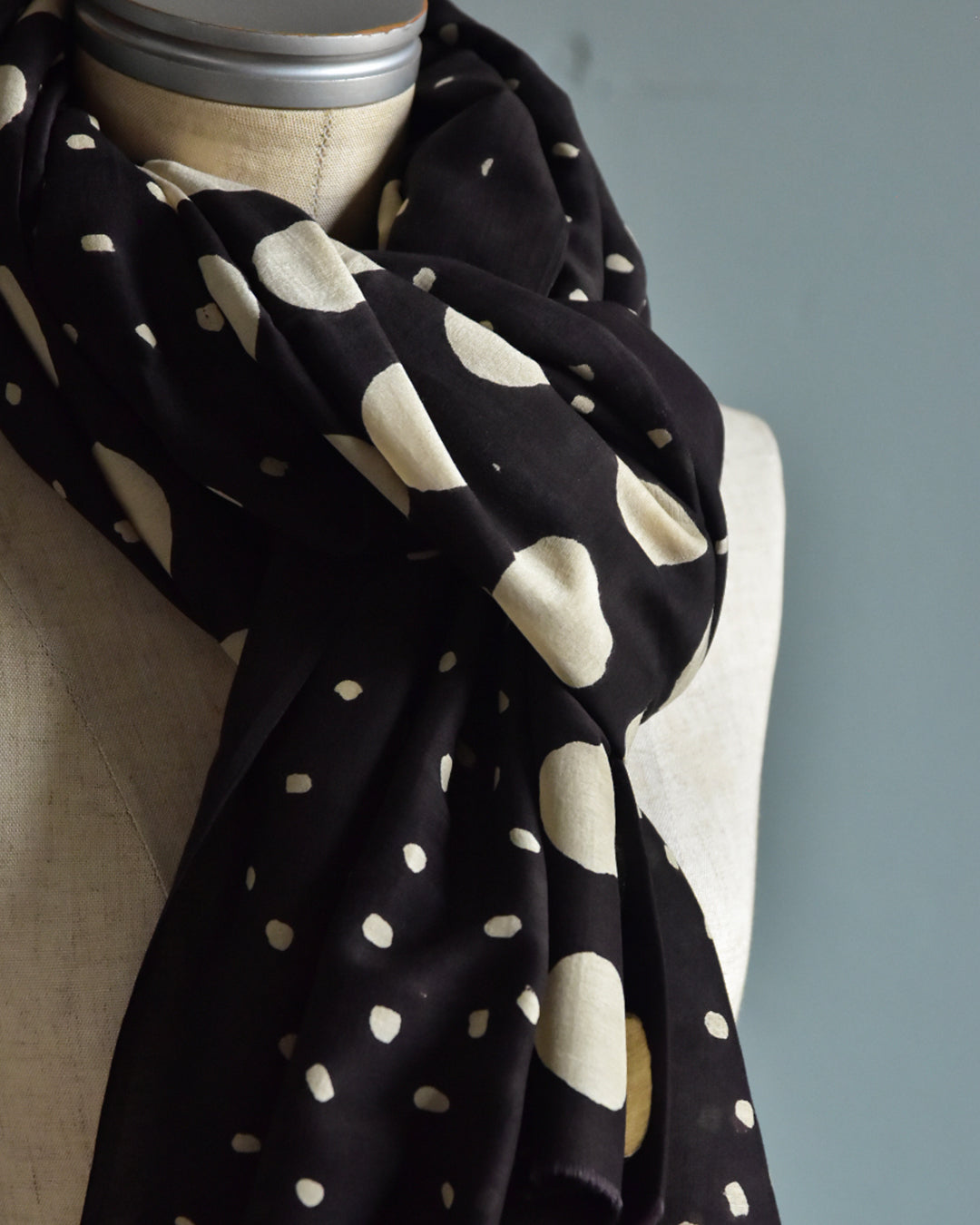 mills | Moonrise Shawl - Charcoal Black -