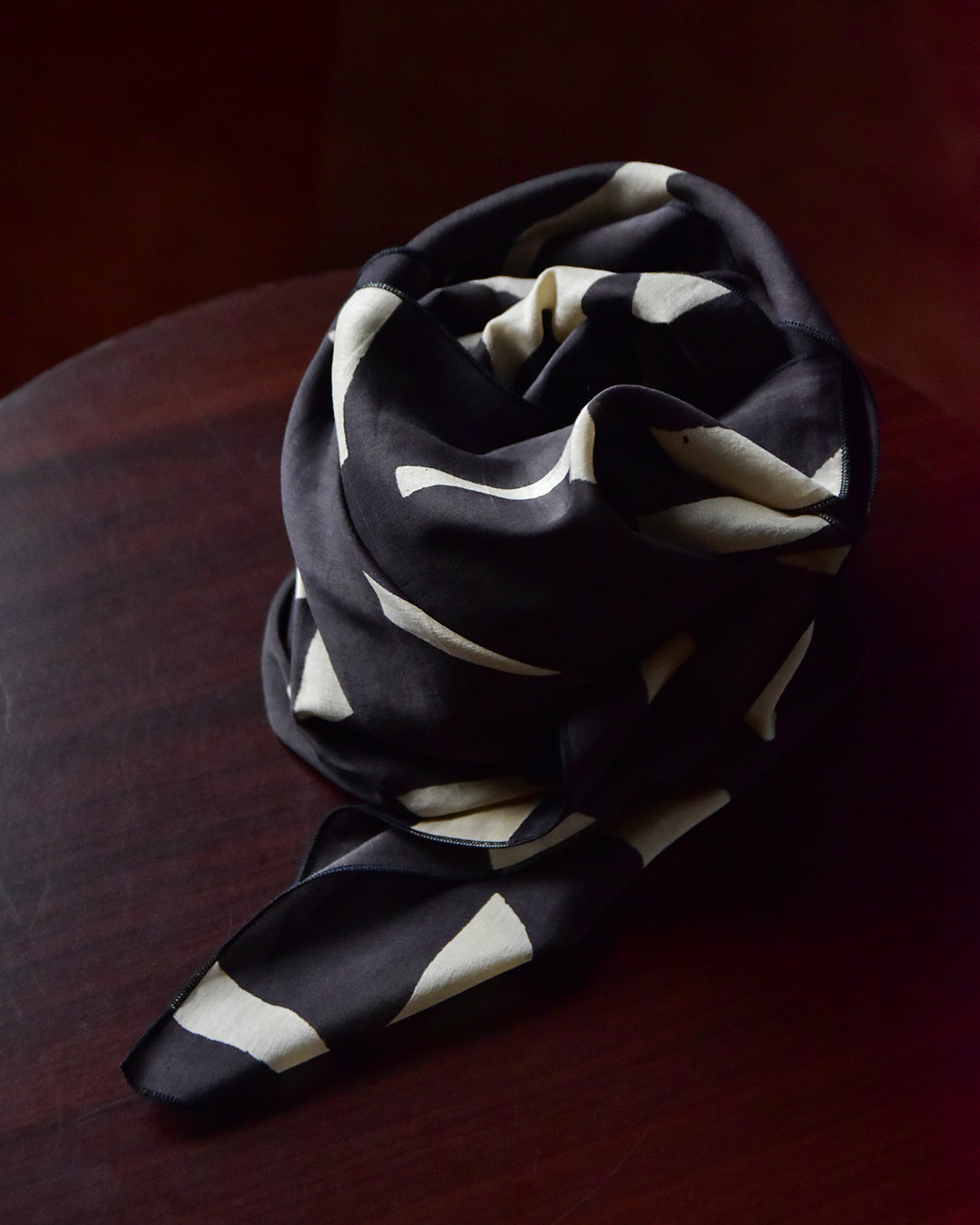 mills | Abstract Scarf - Charcoal Black -