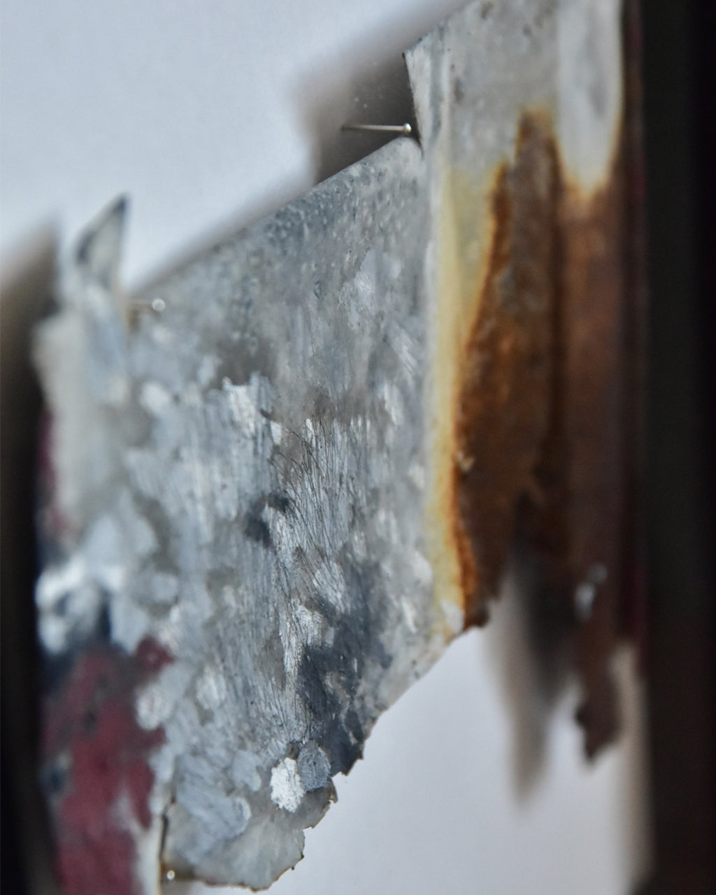 Jun Enishi | drawing oil on corrugated iron
