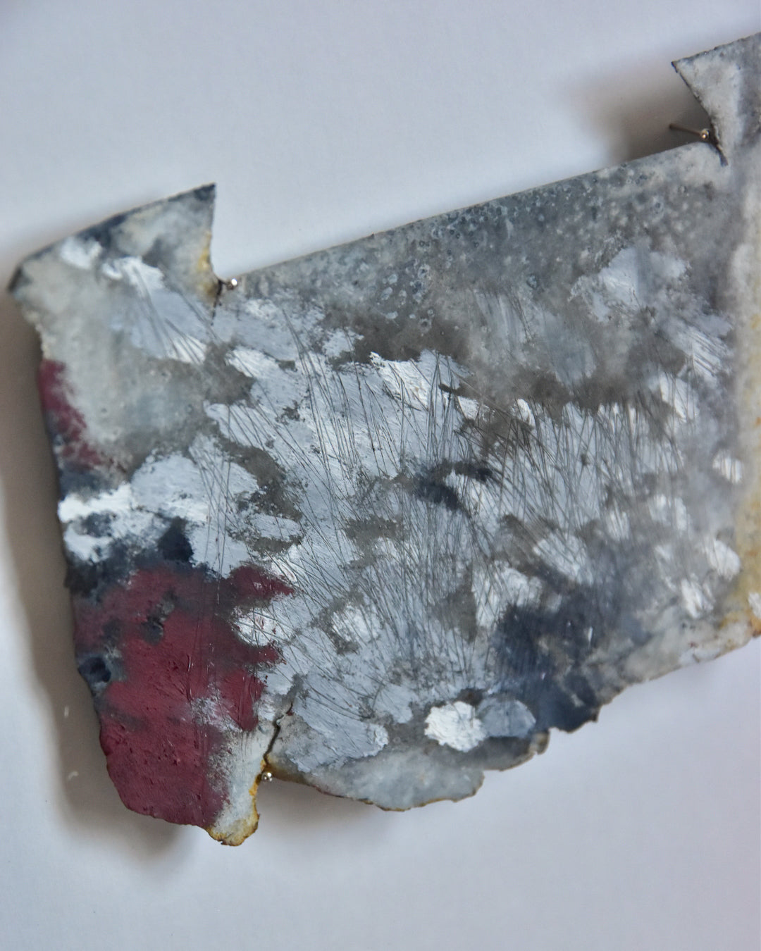 Jun Enishi | drawing oil on corrugated iron
