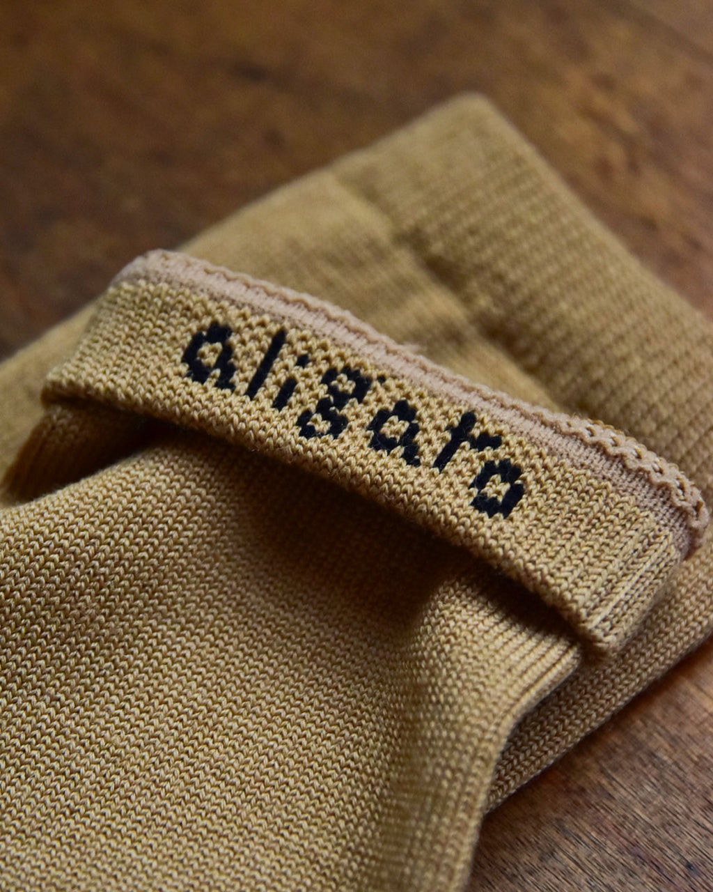 aligatos | wool 01 milk tea