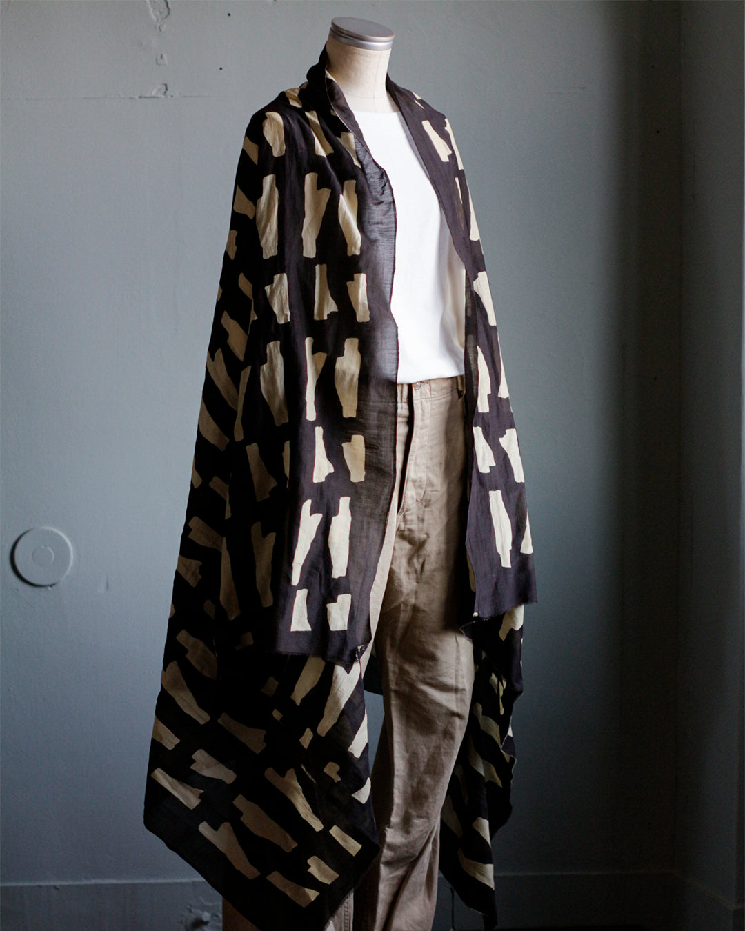 mills | Branch Shawl  - Charcoal Black -