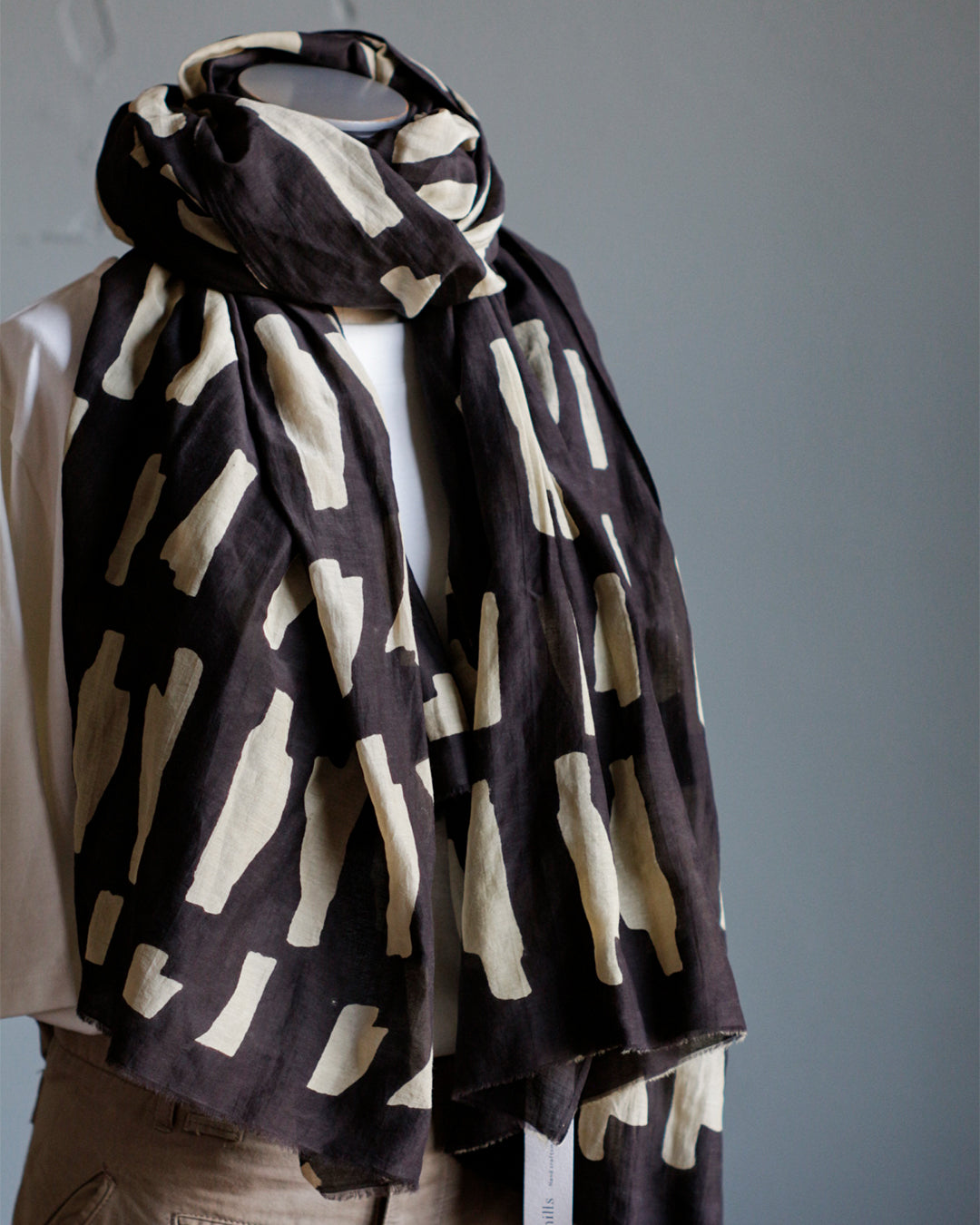 mills | Branch Shawl  - Charcoal Black -