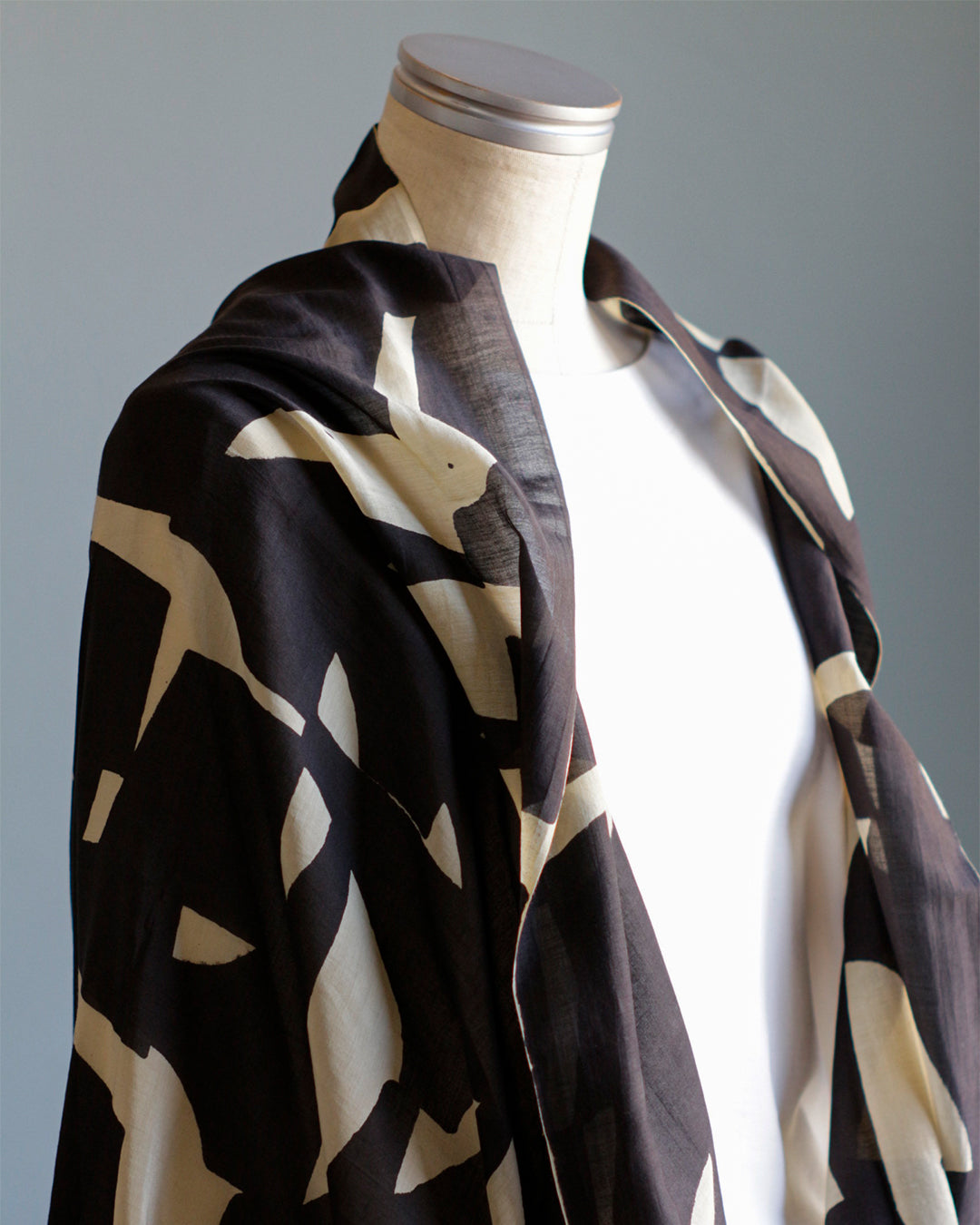 mills | Abstract Shawl - Charcoal Black -