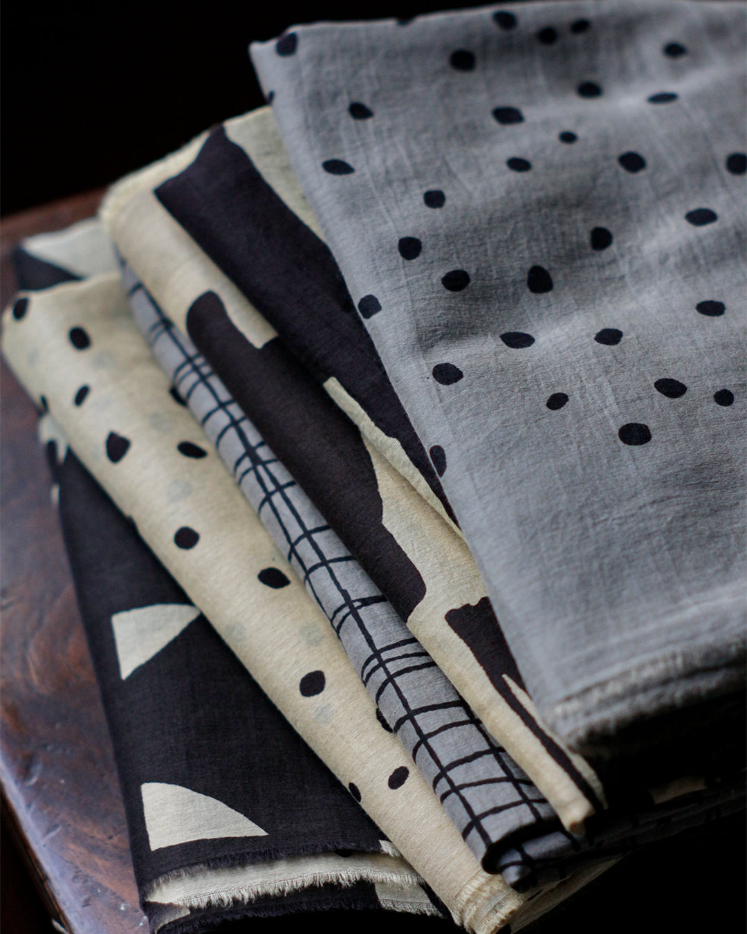 mills | Branch Shawl  - Charcoal Black -