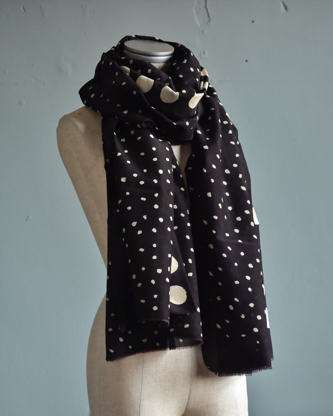 mills | Moonrise Shawl - Charcoal Black -