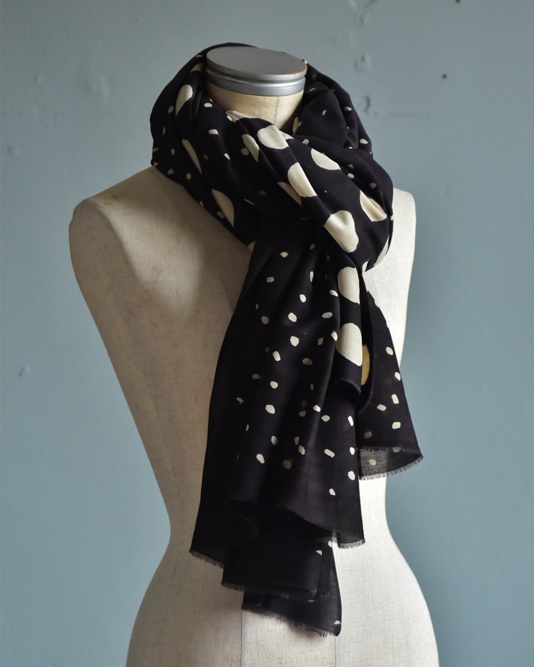 mills | Moonrise Shawl - Charcoal Black -