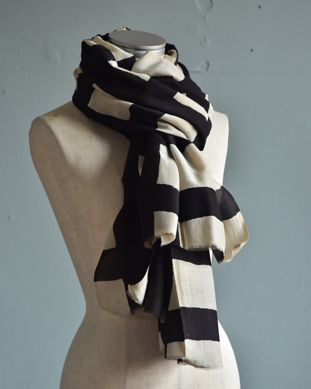 mills | Plaid Shawl  - Charcoal Black-