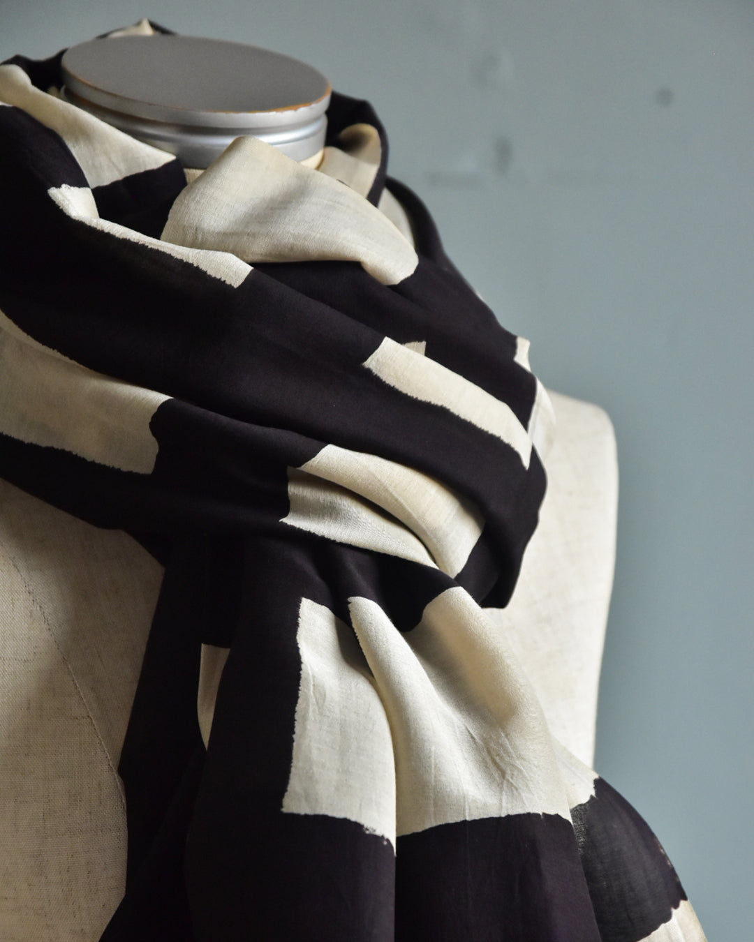 mills | Plaid Shawl  - Charcoal Black-