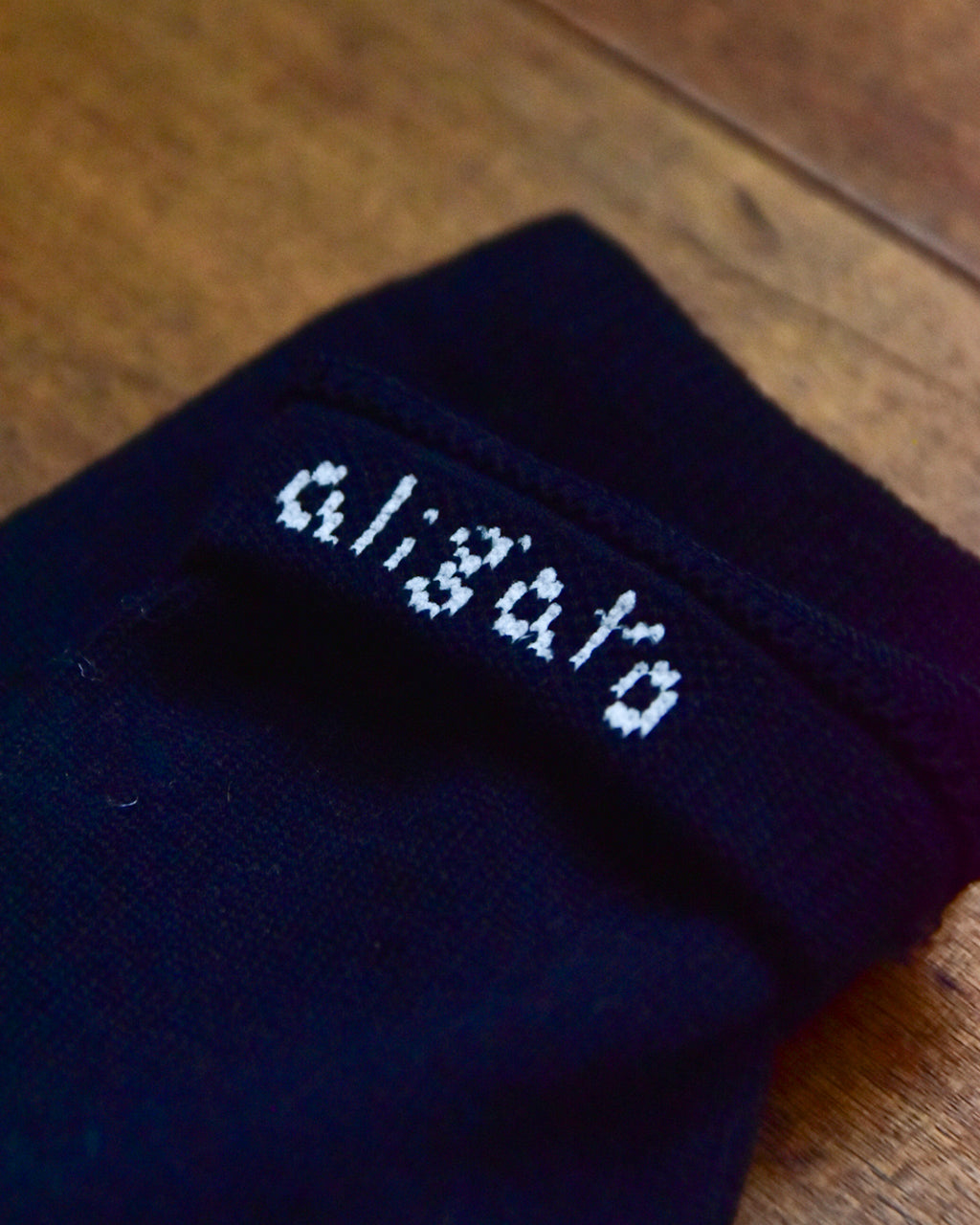aligatos | wool 01 shadow